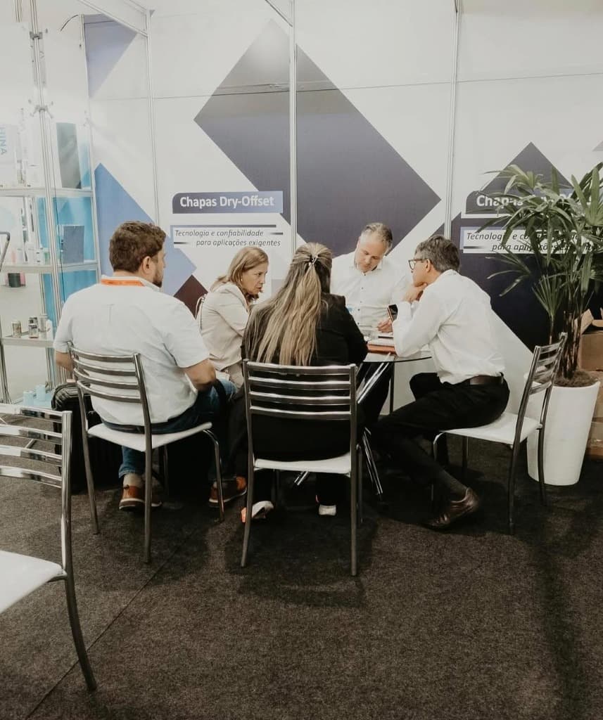Reunião de negócios com clientes e parceiros no stand