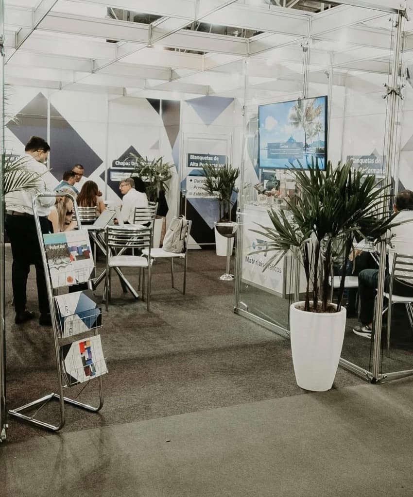 Mostruário e painéis de blanquetas de alta performance no stand